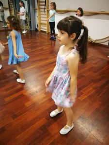 copiii la scoala dans sportiv 